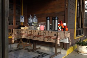 A table set with coffee-making equipment and a sign indicating the availability of masks. - Pousada Belas Aguas Mairipora (Mairipora)