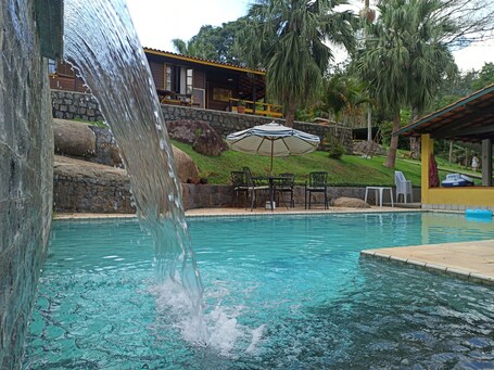 Cascada en la piscina