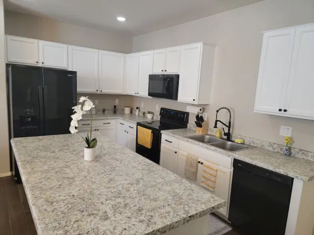 Spacious Surprise Home with office and gym. 30 mins from Lake Pleasant!