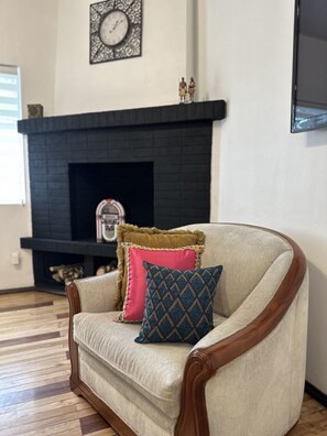 32-inch flat-screen TV with satellite channels - CASA BALTHAZAR HOSTEL (Quito)