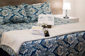 Comfort Double Room | Desk, laptop workspace, soundproofing, iron/ironing board - CASA BALTHAZAR HOSTEL (Quito)
