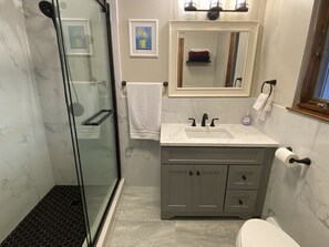 Een douche, een haardroger, handdoeken, zeep