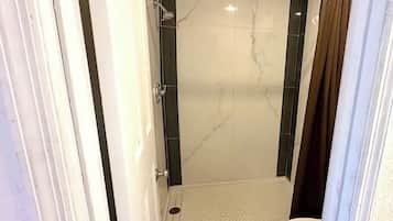 Economy Double Room | Bathroom | Towels