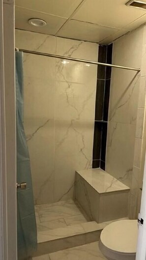 Con arredamento individuale, una scrivania, postazione laptop