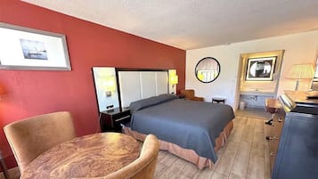 Trang bị nội thất với thiết kế riêng biệt, bàn