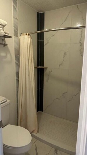 Classic Double Room | Bathroom | Towels