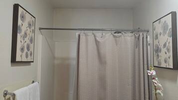 Ducha, secador de pelo, toallas, jabón