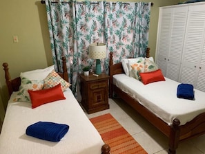 2 bedrooms, WiFi - Lovely two bedroom condo with pool access (Carnbee)