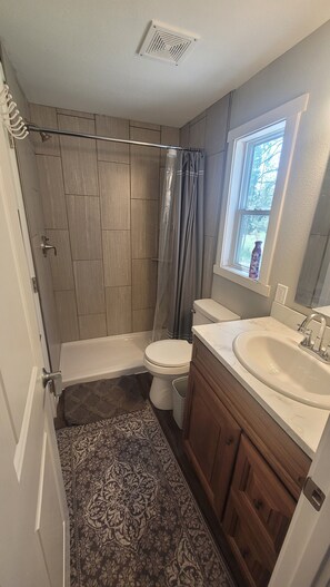Shower, hair dryer, towels, soap - Spokane Chalet quiet, secluded yet close to everything with a ski theme (Spokane)