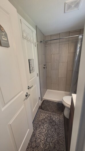 Shower, hair dryer, towels, soap - Spokane Chalet quiet, secluded yet close to everything with a ski theme (Spokane)