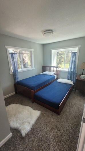 2 bedrooms, iron/ironing board, WiFi, bed sheets - Spokane Chalet quiet, secluded yet close to everything with a ski theme (Spokane)