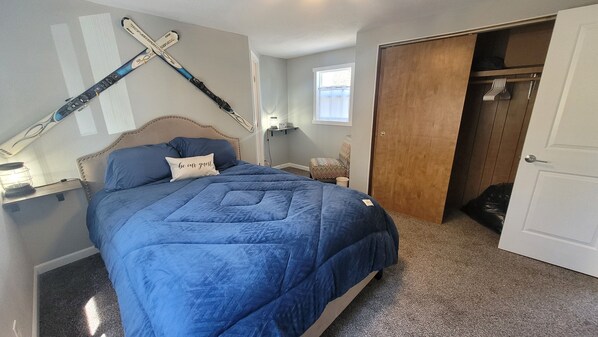 2 bedrooms, iron/ironing board, WiFi, bed sheets - Spokane Chalet quiet, secluded yet close to everything with a ski theme (Spokane)