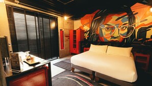 A hotel room with a bed, a desk, and a large painting on the wall. - LOFT Hotel by Sommelier Hoteles (Santiago)