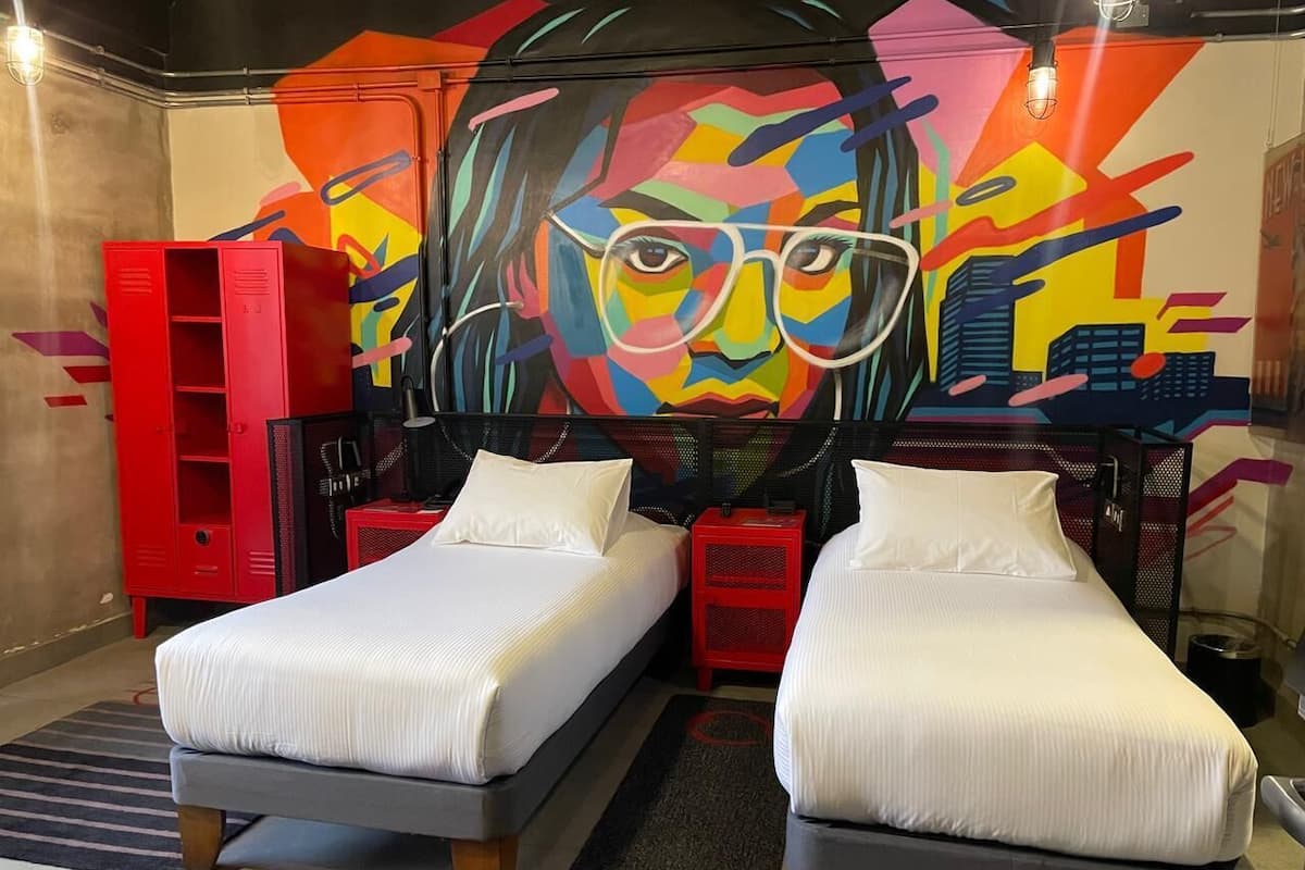 Design Twin kamer | Luxe beddengoed, bedden met traagschuimmatras, een minibar