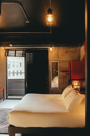 Premium bedding, memory foam beds, minibar, in-room safe. LOFT Hotel by Sommelier Hoteles