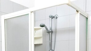 Shower, bidet, towels - SE002 - Senigallia, seafront one bedroom apartment with beach (Senigallia)