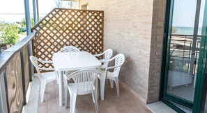 Outdoor dining - SE002 - Senigallia, seafront one bedroom apartment with beach (Senigallia)