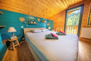5 bedrooms, iron/ironing board, travel cot, Internet
