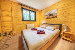 5 bedrooms, iron/ironing board, travel cot, Internet