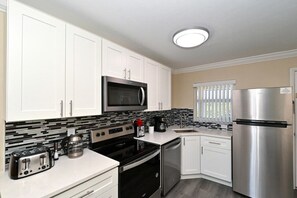 Kühlschrank, Mikrowelle, Ofen, Herdplatte