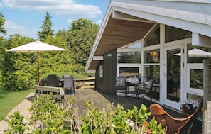 Outdoor dining - Beach front home in Mesinge with WiFi (Mesinge)