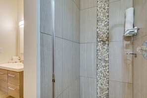 Secador de cabelo, toalhas de banho
