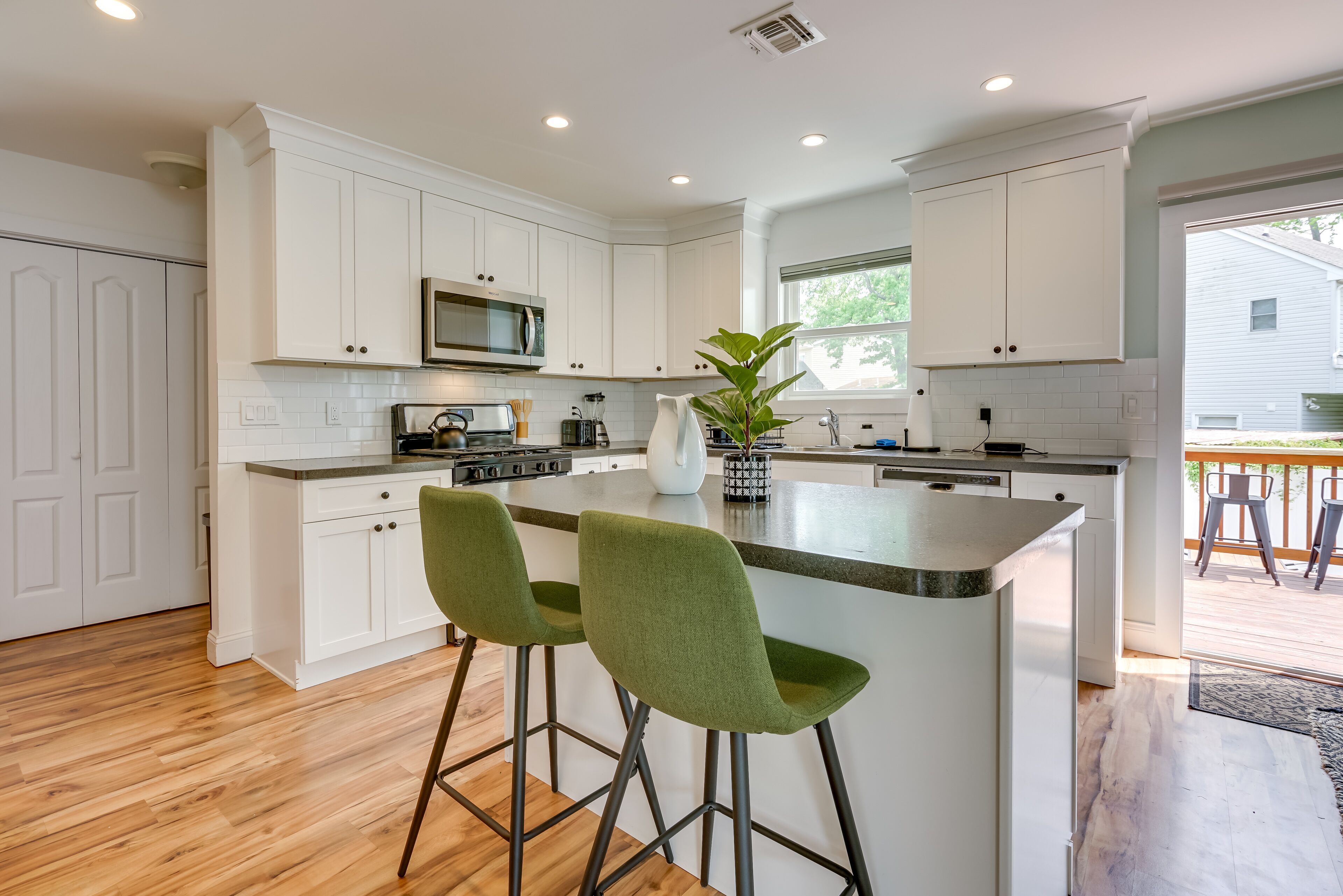 Fridge, microwave, stovetop, dishwasher
