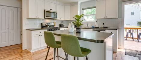 Fridge, microwave, stovetop, dishwasher