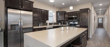 Frigorífico, microondas, horno y placa de cocina