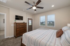 3 bedrooms, iron/ironing board, travel crib, free WiFi - Modern, cheerful home near Winter Park/Granby. Private Hot Tub, mountain views! (Tabernash)