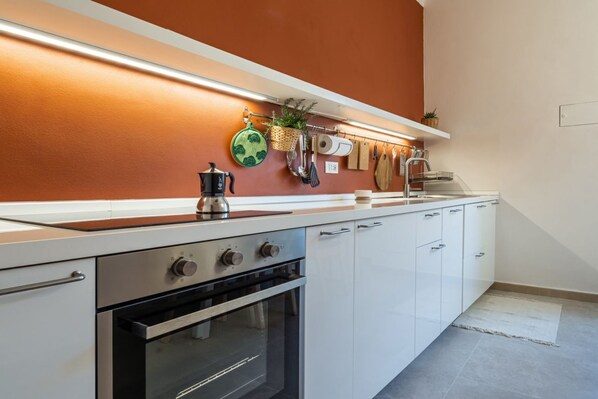 冷蔵庫、オーブン、コンロ、食器洗い機