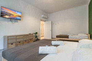 2 bedrooms, iron/ironing board, Internet, bed sheets - GuestHost - Cozy apartment of 70 sqm, able to comfortably accommodate 7 people, located on the second floor of a building without elevator. The accommodation is located in the historic city center about 6 minutes walk from Central Station. The property e (La Spezia)