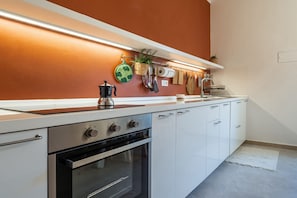 Fridge, oven, stovetop, dishwasher - GuestHost - Cozy apartment of 70 sqm, able to comfortably accommodate 7 people, located on the second floor of a building without elevator. The accommodation is located in the historic city center about 6 minutes walk from Central Station. The property e (La Spezia)