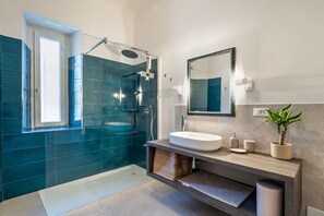 Regadera, secadora de cabello, bidet, toallas 