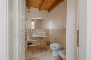 Regadera, secadora de cabello, bidet, toallas 