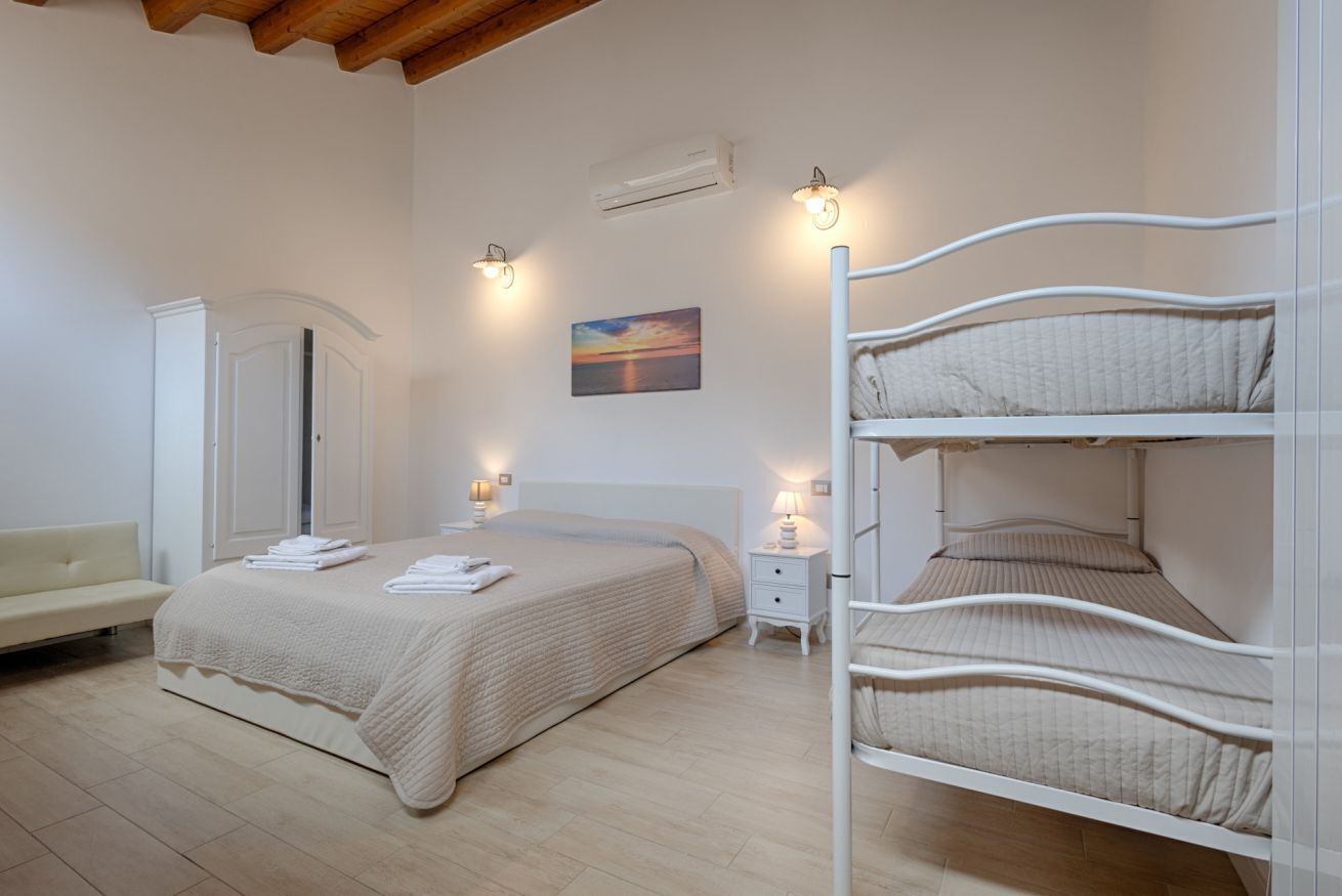 1 habitación, tabla de planchar con plancha, internet y ropa de cama 