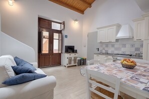 Interior - Cozy studio of 50 sqm, able to accommodate up to 5 people, located on the ground floor of a building with private entrance. The accommodation is located in the historic center of Castellammare del Golfo, full of all the basic services, easily reachable o (Castellammare del Golfo)