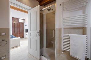 Douche, sĂšche-cheveux, bidet, serviettes fournies