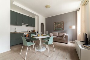 Interior - Apartment located on the second floor of a building without a lift.In 58 square meters of space it accommodates 2 people a double bedroomVery quiet and peaceful, it overlooks the internal courtyard of a building.We are located in the historic center a fe (Parma)