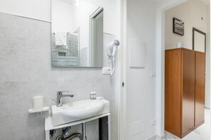 Douche, sèche-cheveux, bidet