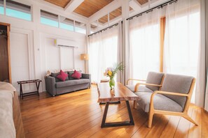 Estudi prèmium, 1 llit de matrimoni gran i sofà llit (Tikal Beachfront Suite with Veranda) | Sala d'estar | Televisor intel·ligent de 42 polzades amb canals per cable 