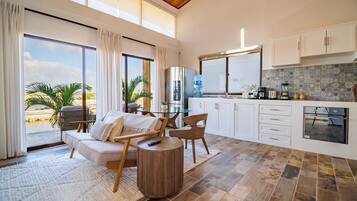 Cakora Canal Front 1 Bed Loft Villa | Opholdsområde | 42-tommers smart-tv med kabelkanaler