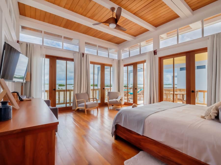 Surmatelas, coffres-forts dans les chambres, fer et planche à repasser