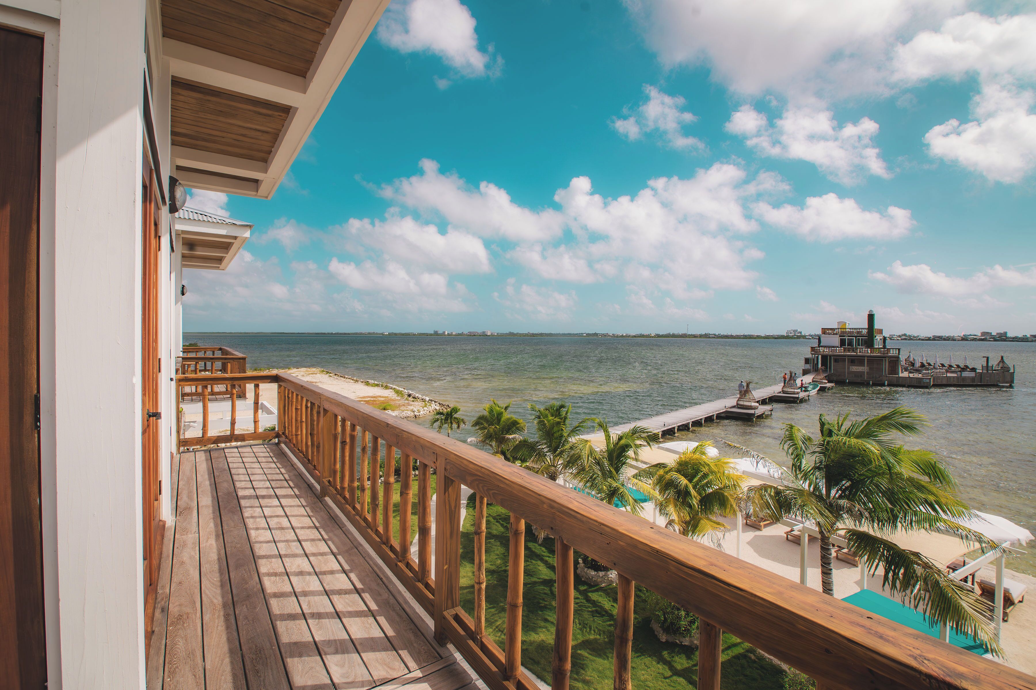 Tikal Beachfront Suite with Veranda | Utsikt mot strand/hav