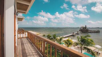 Tikal Beachfront Suite with Veranda | Utsikt mot strand/hav