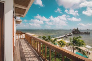 Tikal Beachfront Suite with Veranda | Vue sur la plage ou l’océan