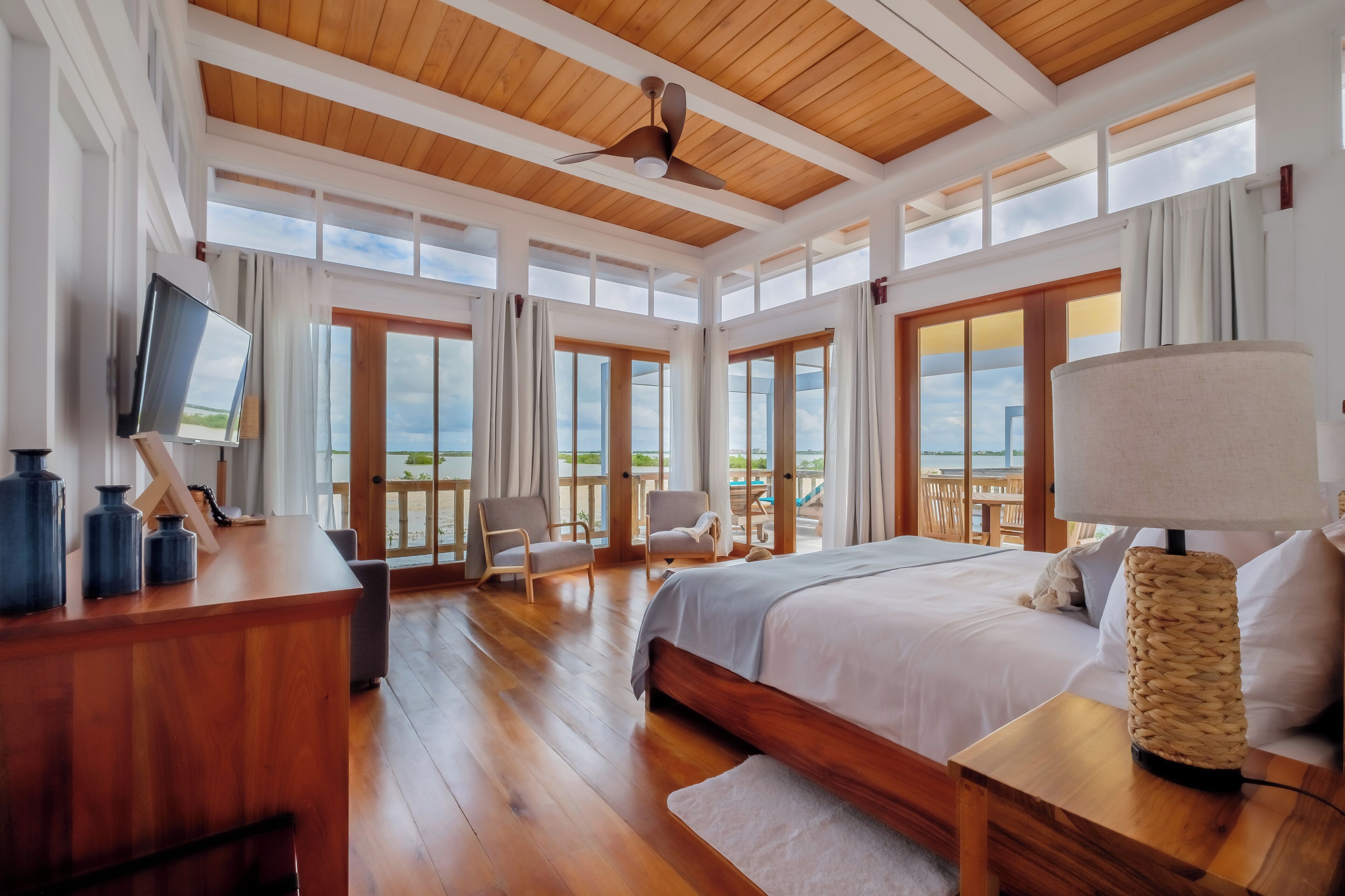 Estudio Premium, 1 cama King size y sofá cama, frente al mar (Tikal Beach Front One Bedroom Studio) | Camas con pillow-top y caja de seguridad en la habitación 