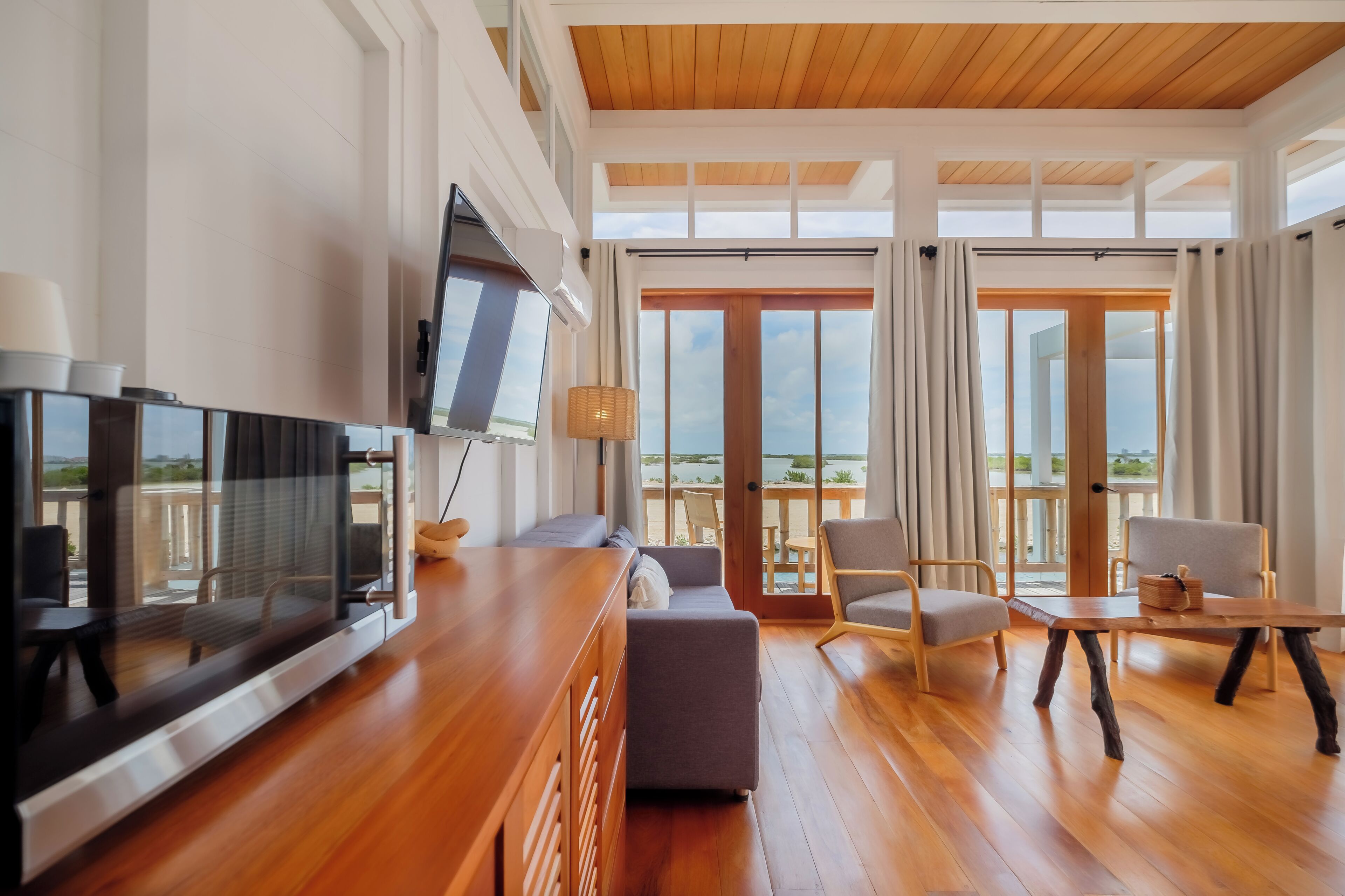 尊荣开间, 1 张特大床和 1 张沙发床, 运河景观 (Tikal Canal Front One Bedroom Studio) | 起居区 | 42-英寸智能电视（配备有线频道）