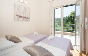 4 bedrooms, travel crib, free WiFi, bed sheets - 4 bedroom lovely home in Klis (Klis)