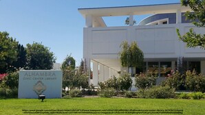 Het uiterlijk van de bibliotheek Alhambra Civic Center, met een modern ontwerp, een opvallende ingang en omliggend groen.